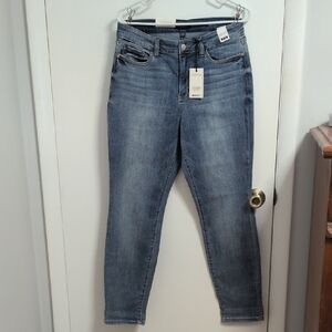 NWT, Judy Blue Slim Fit, Mid Rise, Light Wash Jeans. Size 13/31. No Destressing.